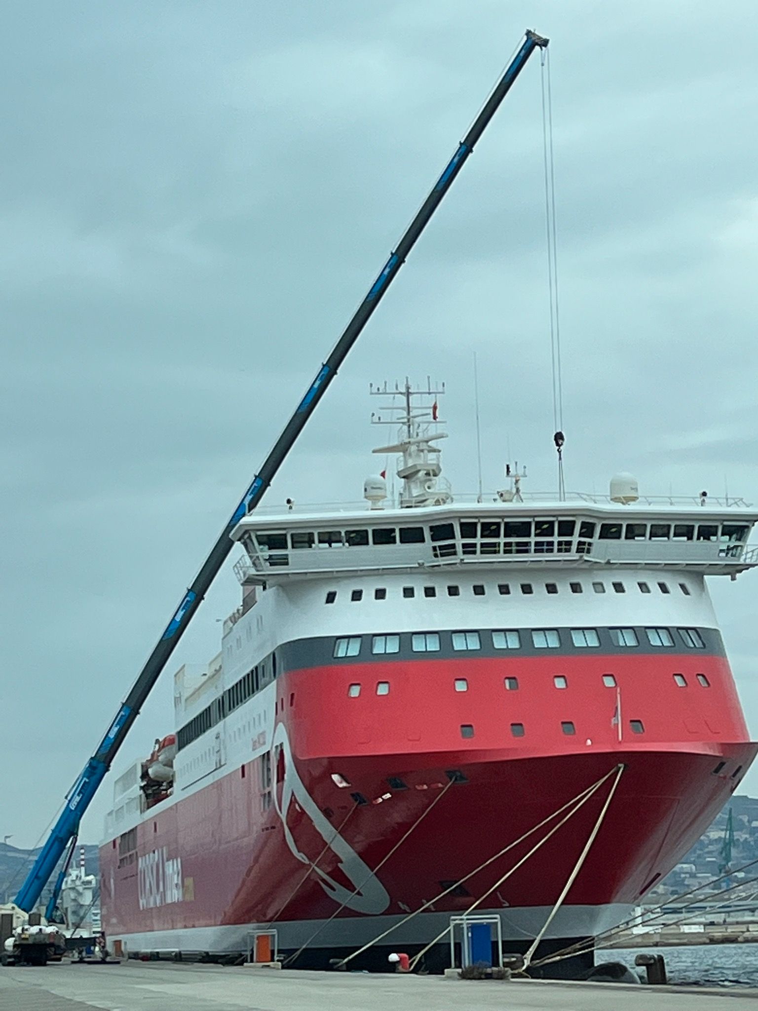 Bras d'une grue mobile au-dessus d'un bateau
