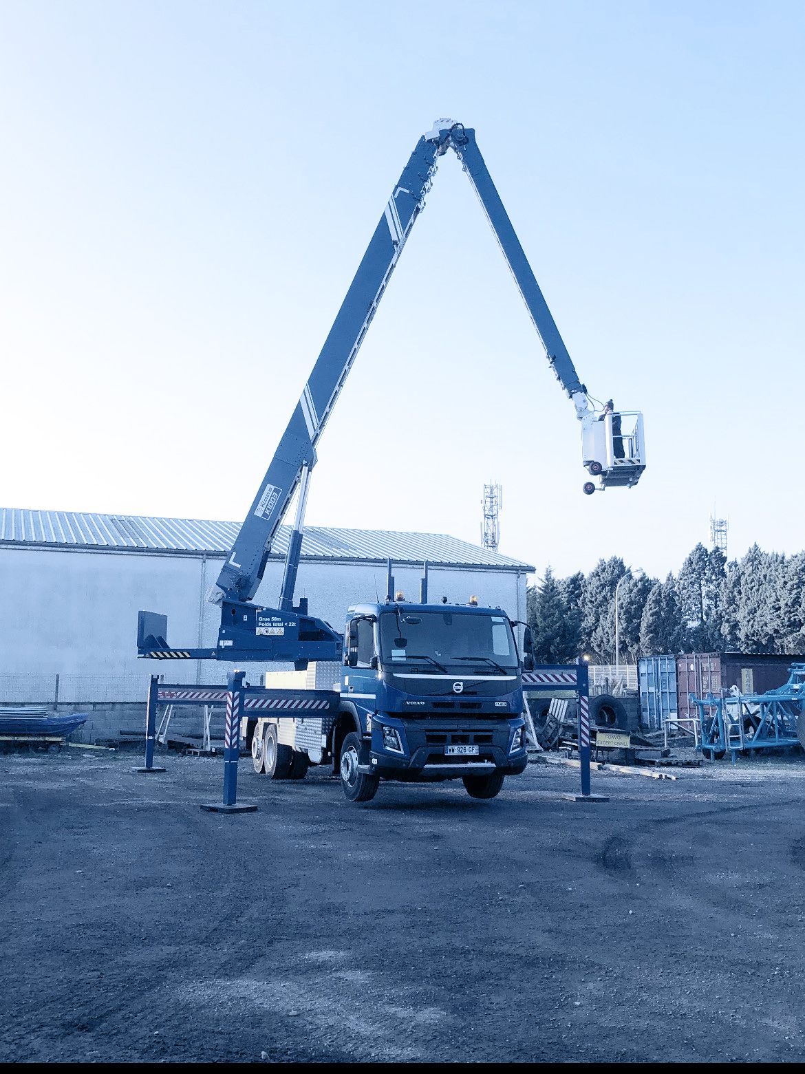 Nacelle poids lourd bleue déployée