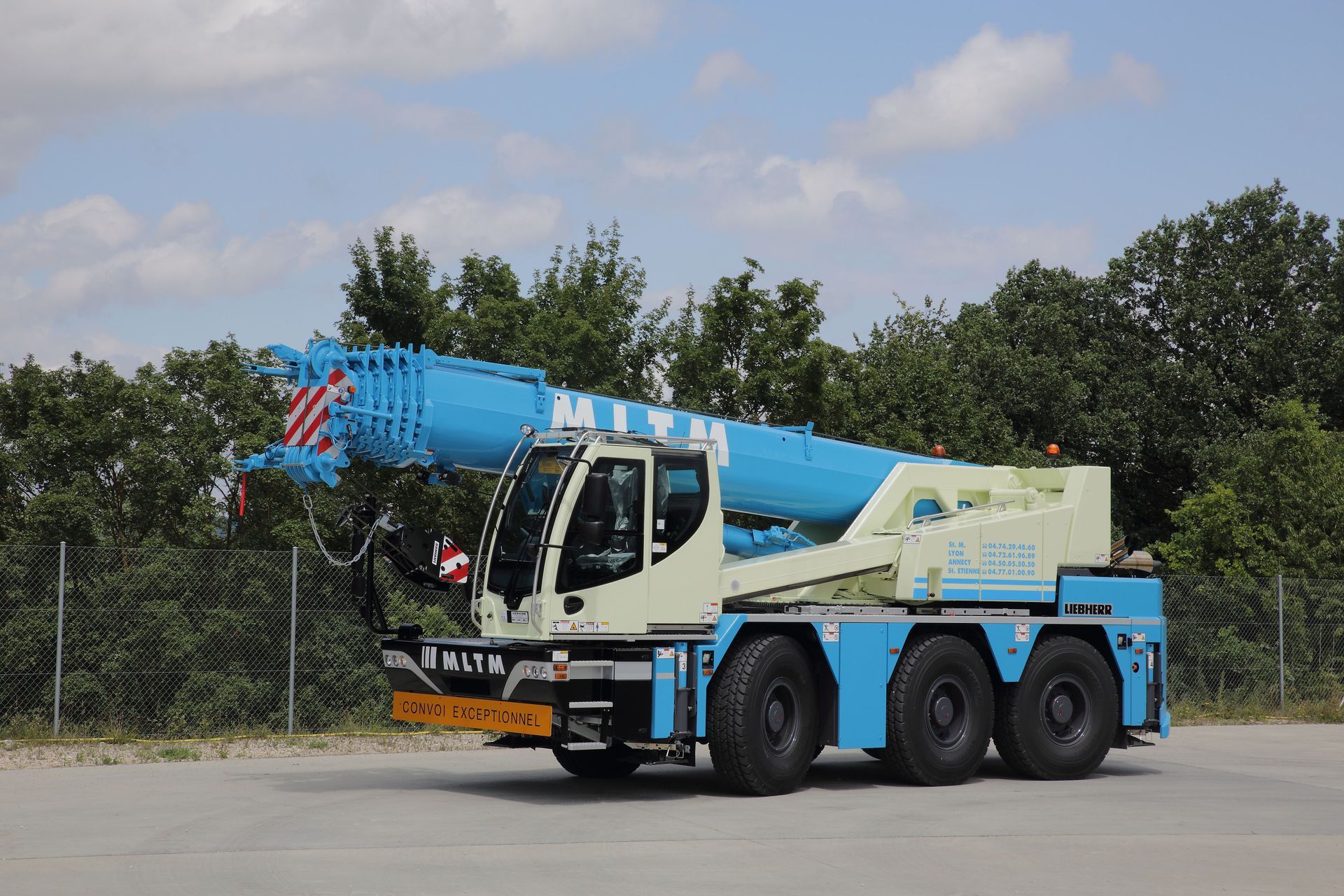 Un camion de type ltm-1300