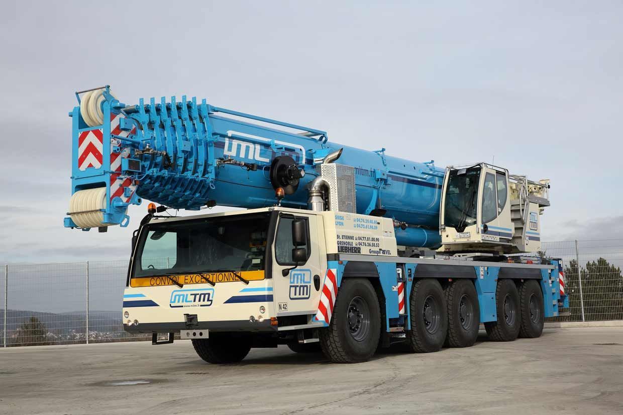 Un camion de type ABAQUE LTM 1230-5.1