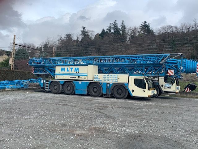 Un camion de type ltm-1300