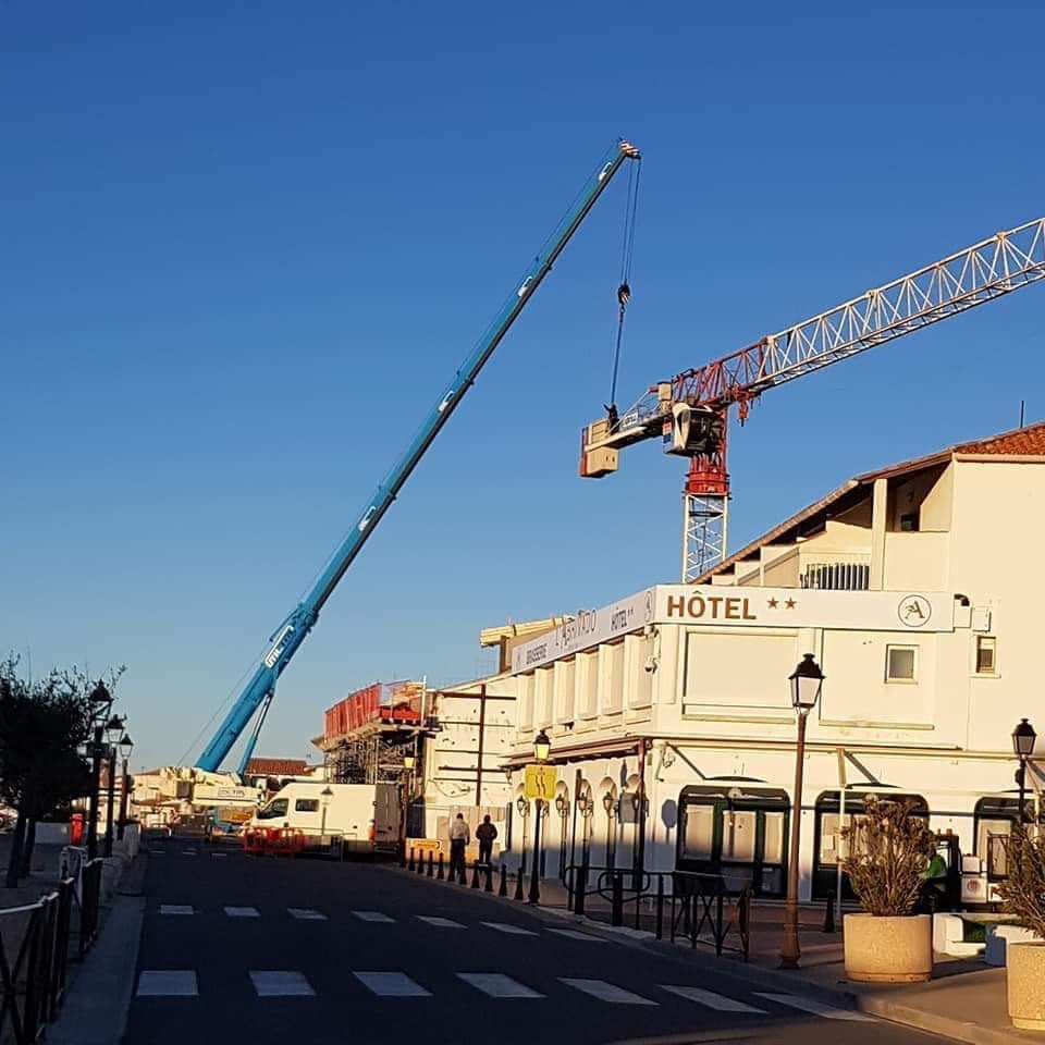 Une grue devant un hôtel