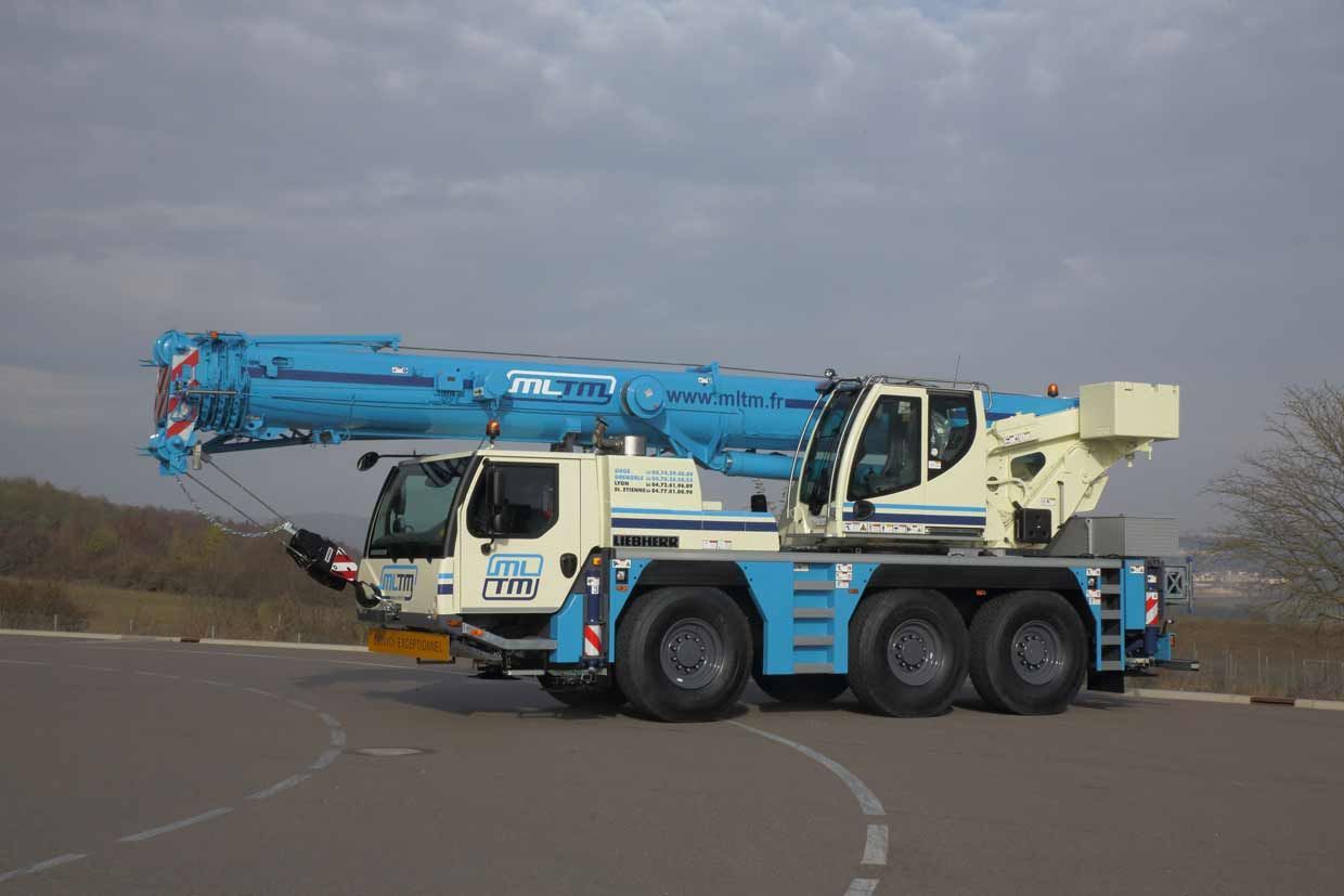 Un camion de type ABAQUE LTM 1050-3.1