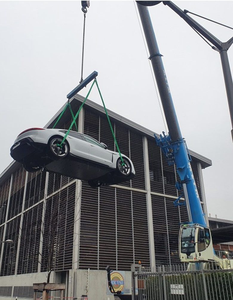 Une grue suspend une voiture