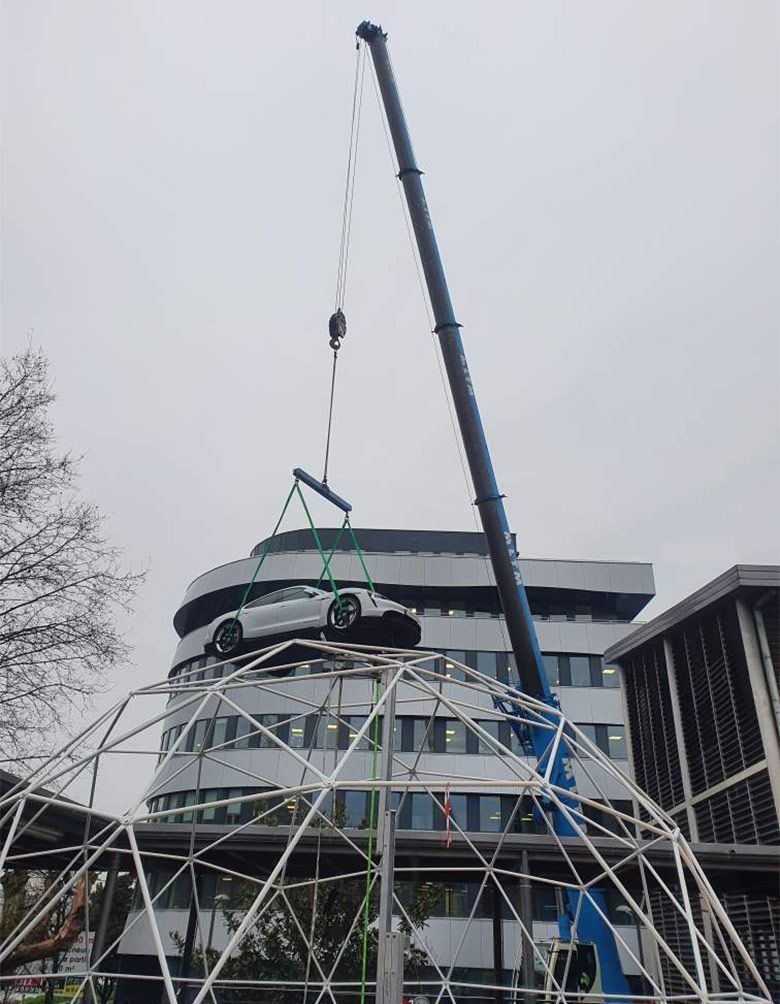 Voiture suspendues d'une grue