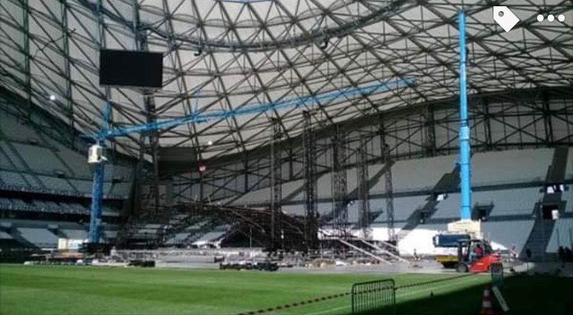 Stade de sports et bras de grues déployés