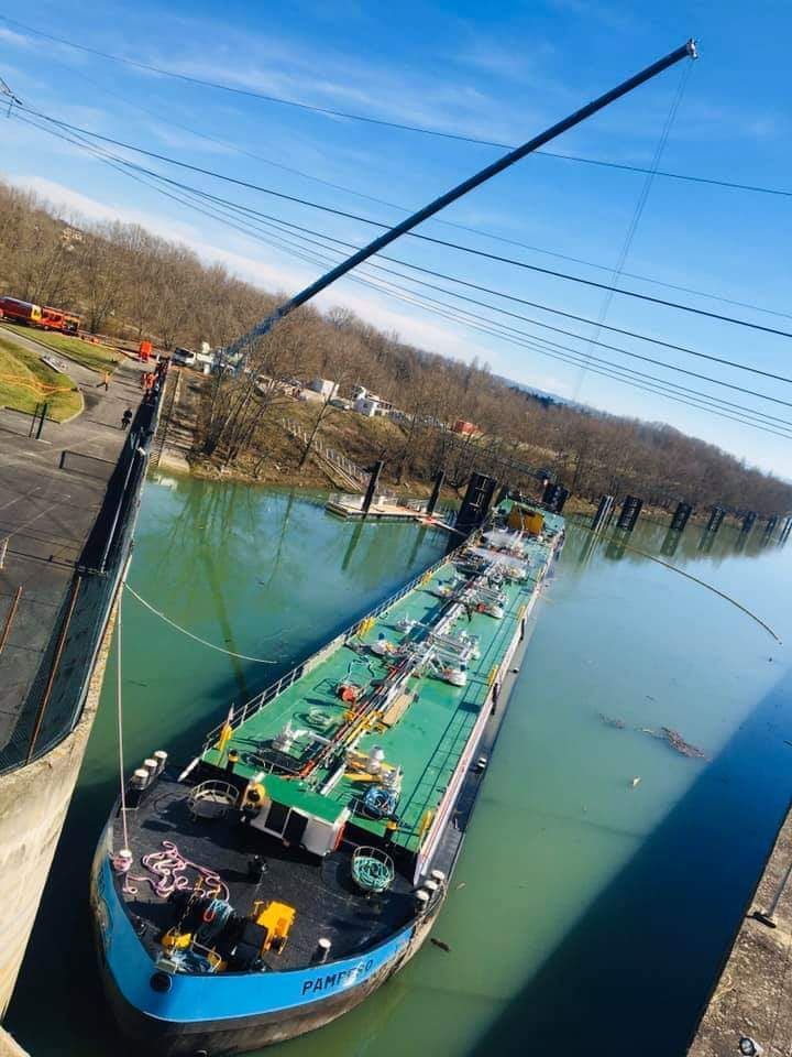 Levage d'urgence d'une péniche