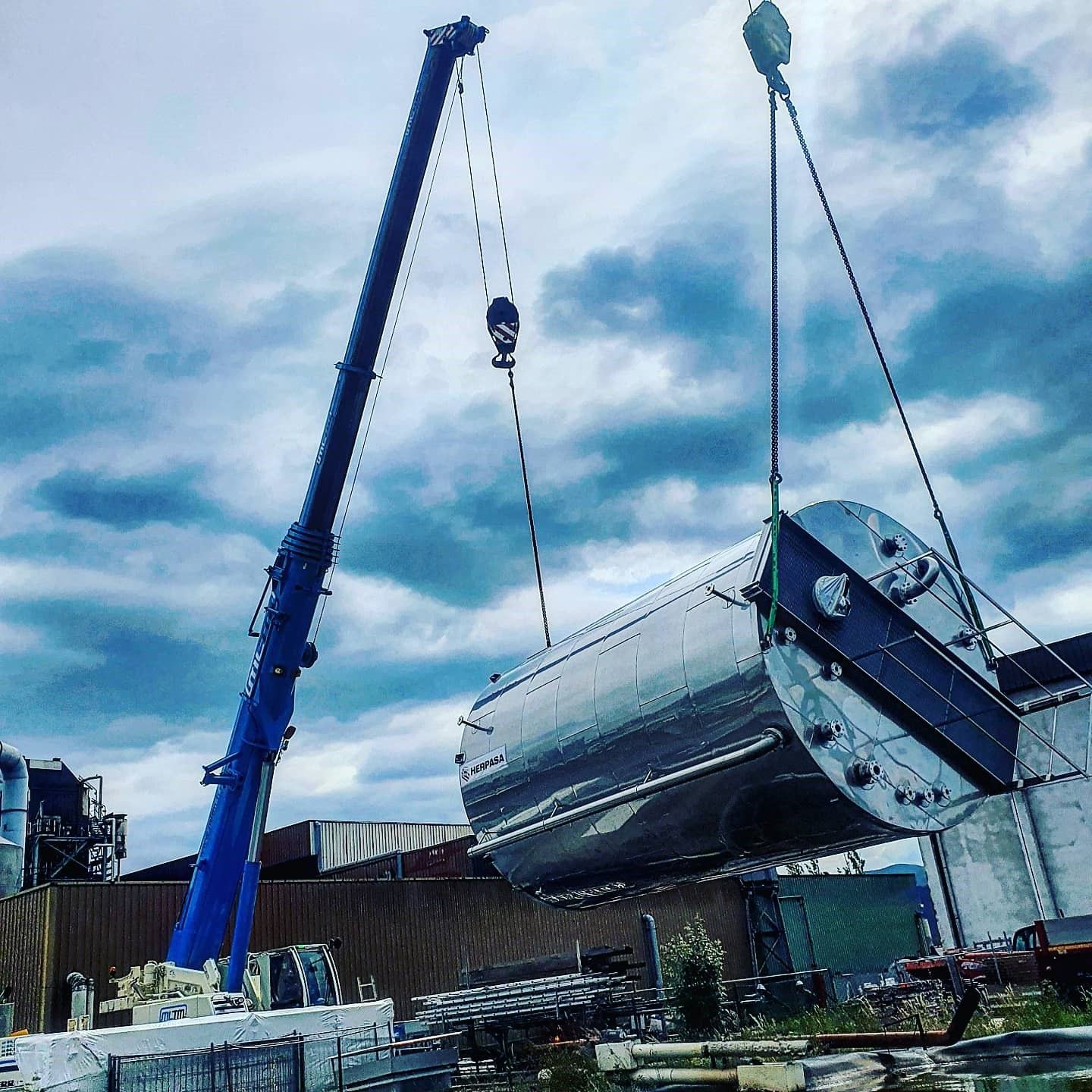 Levage d'un bidon en métal