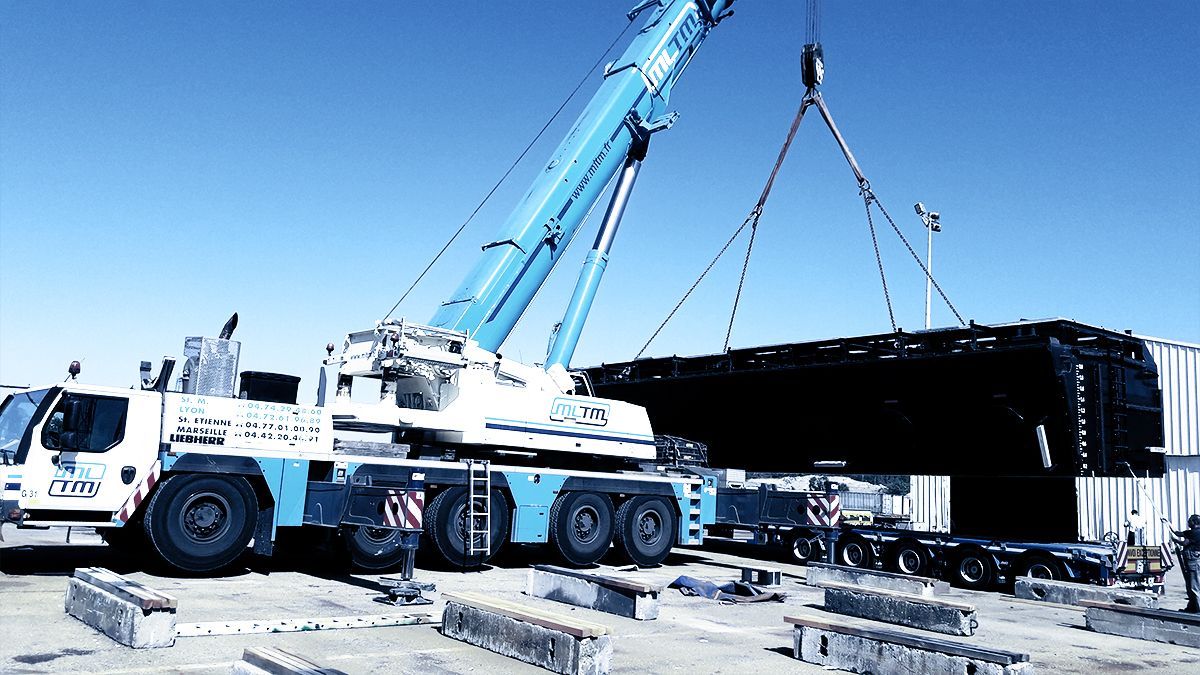 Camion de type abaque déployé soulevant un objet lourd