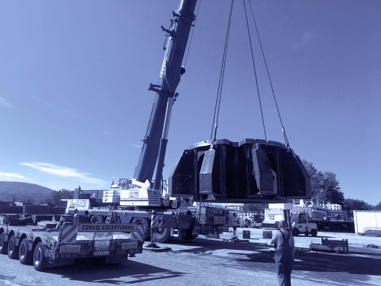 Grue servant à la manutention d'objets volumineux