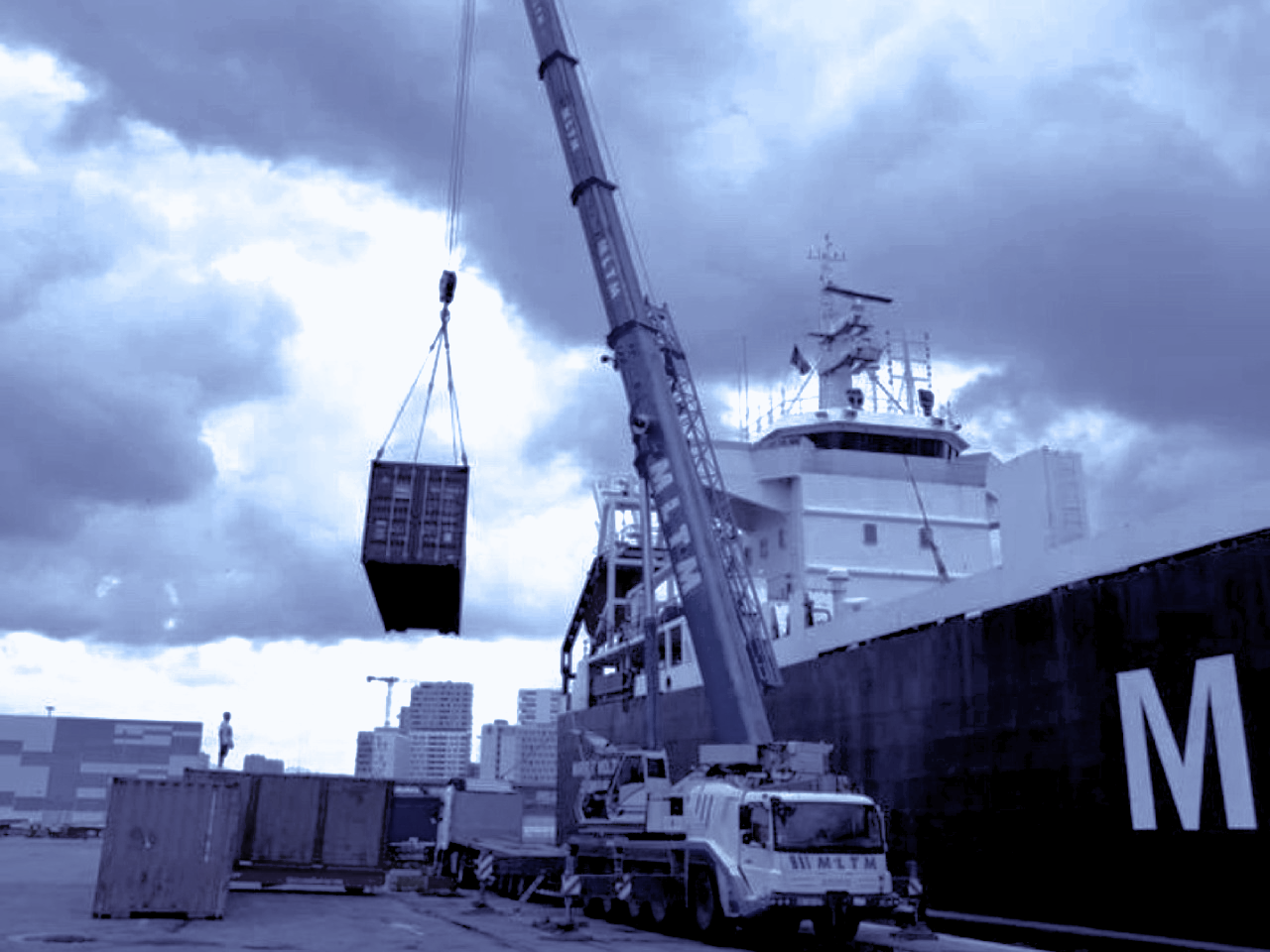 Un bateau et un camion avec une grue