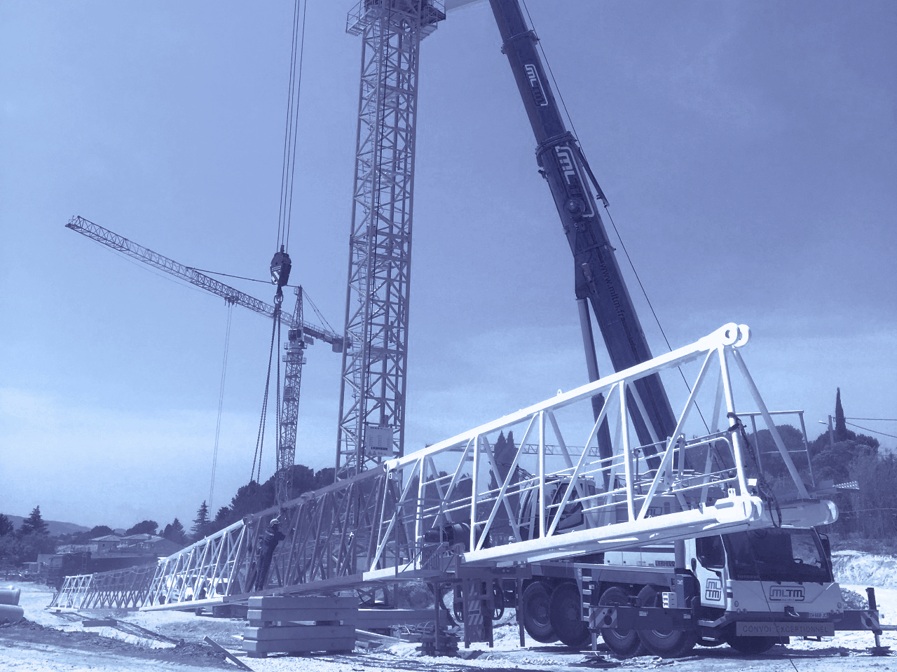 Une structure métallique se fait transportée par un camion