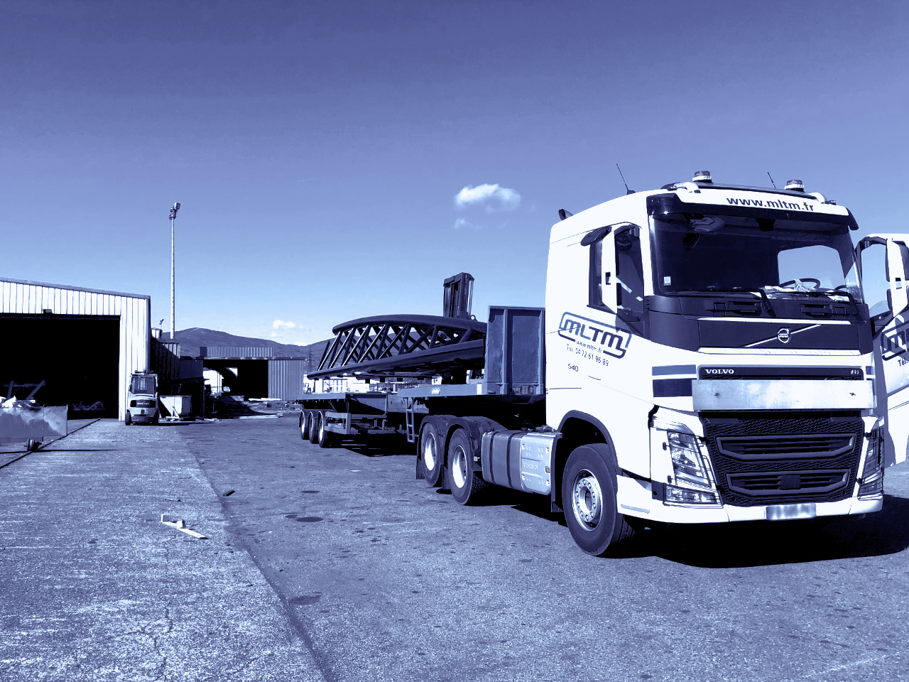 Structure métallique sur un camion blanc