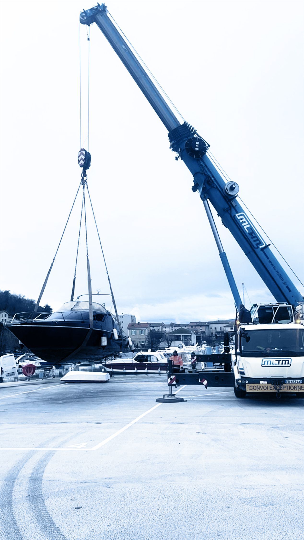 Un beateau transporté par une grue