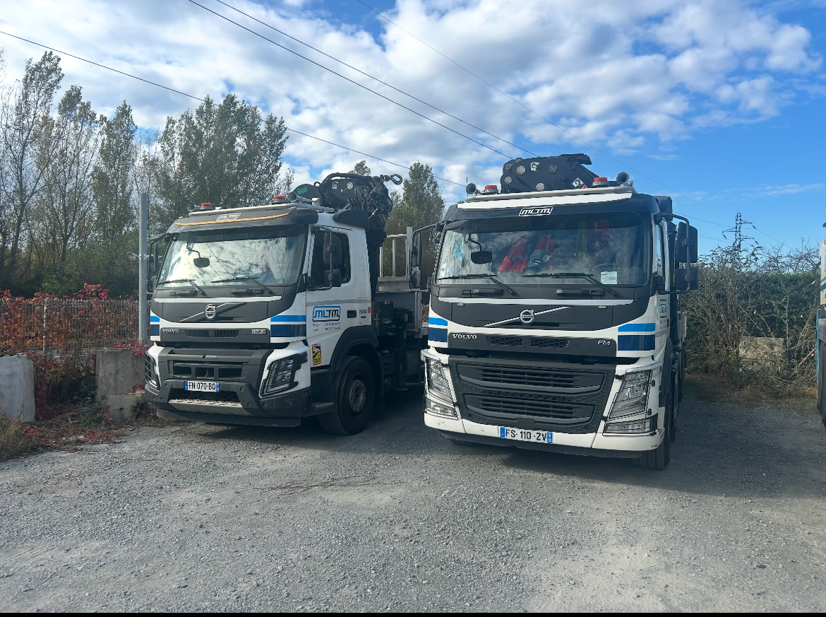 Deux camions bras garés à proximité l'un de l'autre