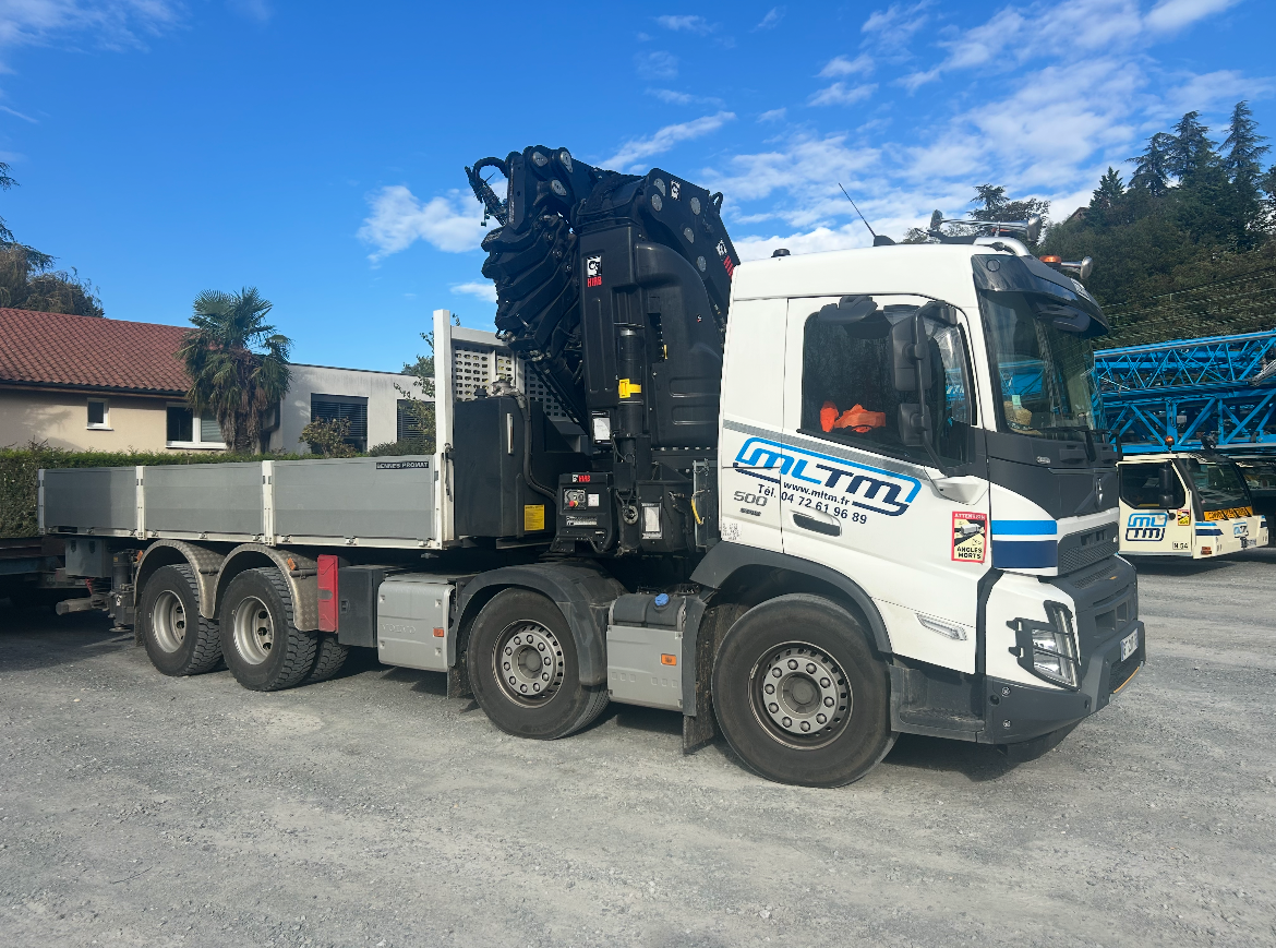 Camion bras garé sur un parking
