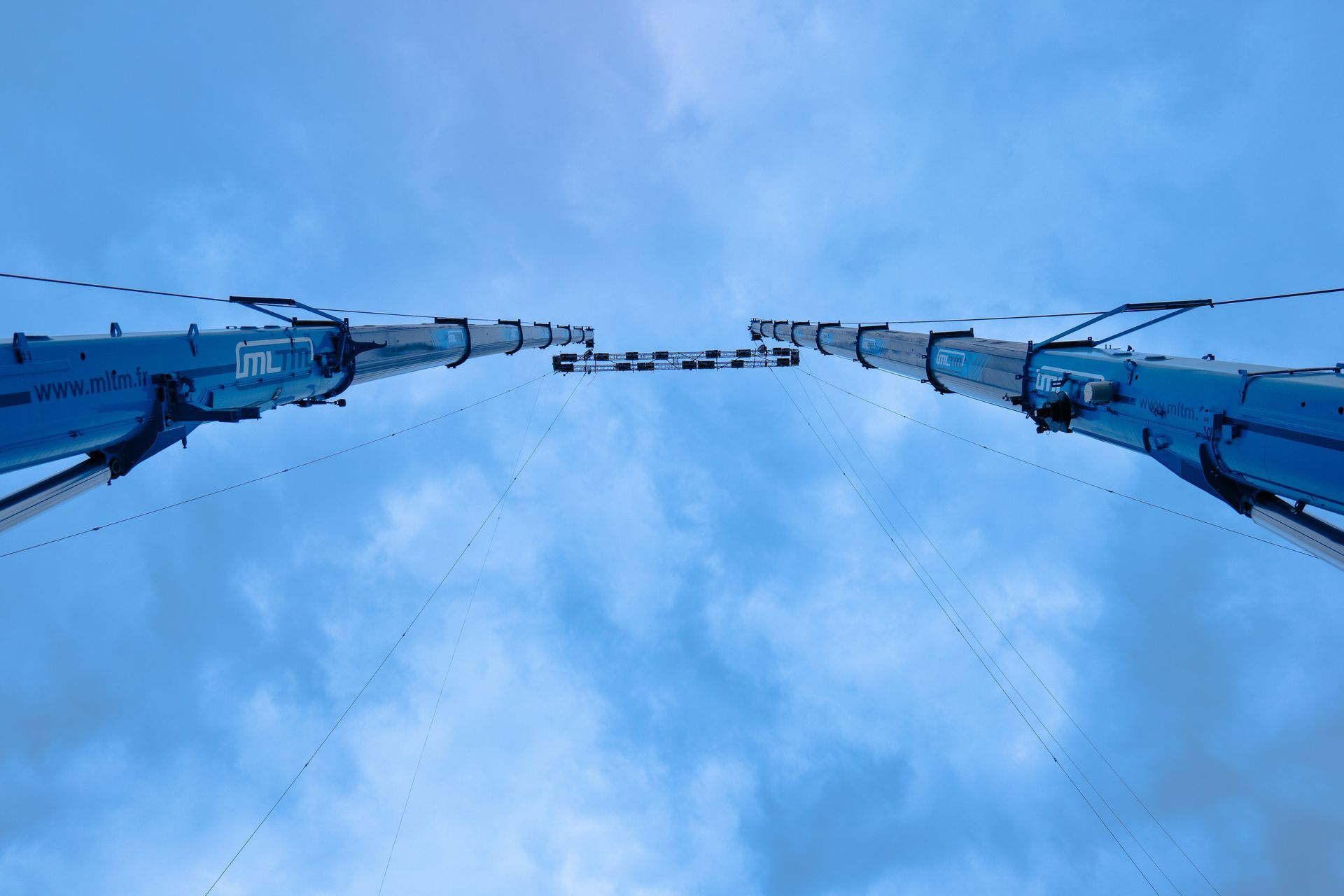 Camion grue bleu de l'entreprise MLTM