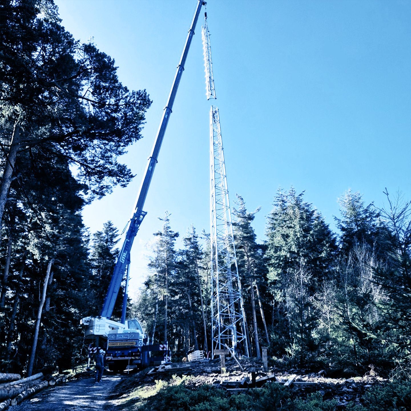 Nacelle avec grue qui soulève une voiture