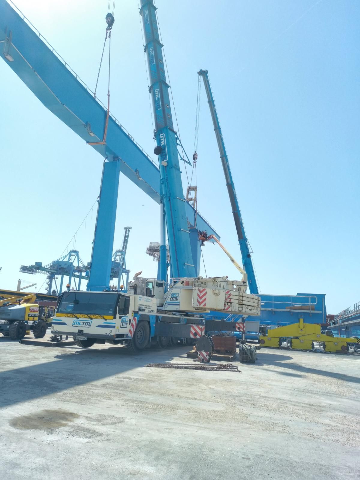 Camion grue déployé pour soutenir des poutres métalliques