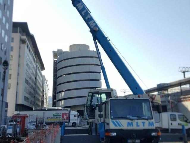 Camion blanc devant un grand bâtiment
