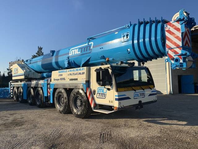 Un camion de type ltm-1300