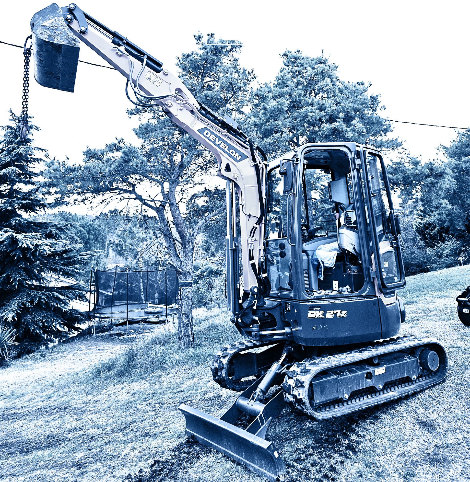 Mini-pelle en action dans un jardin d'un particulier