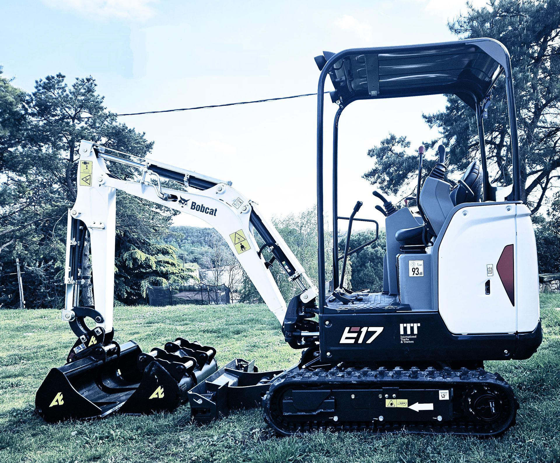 Mini-pelle avec un bras blanc