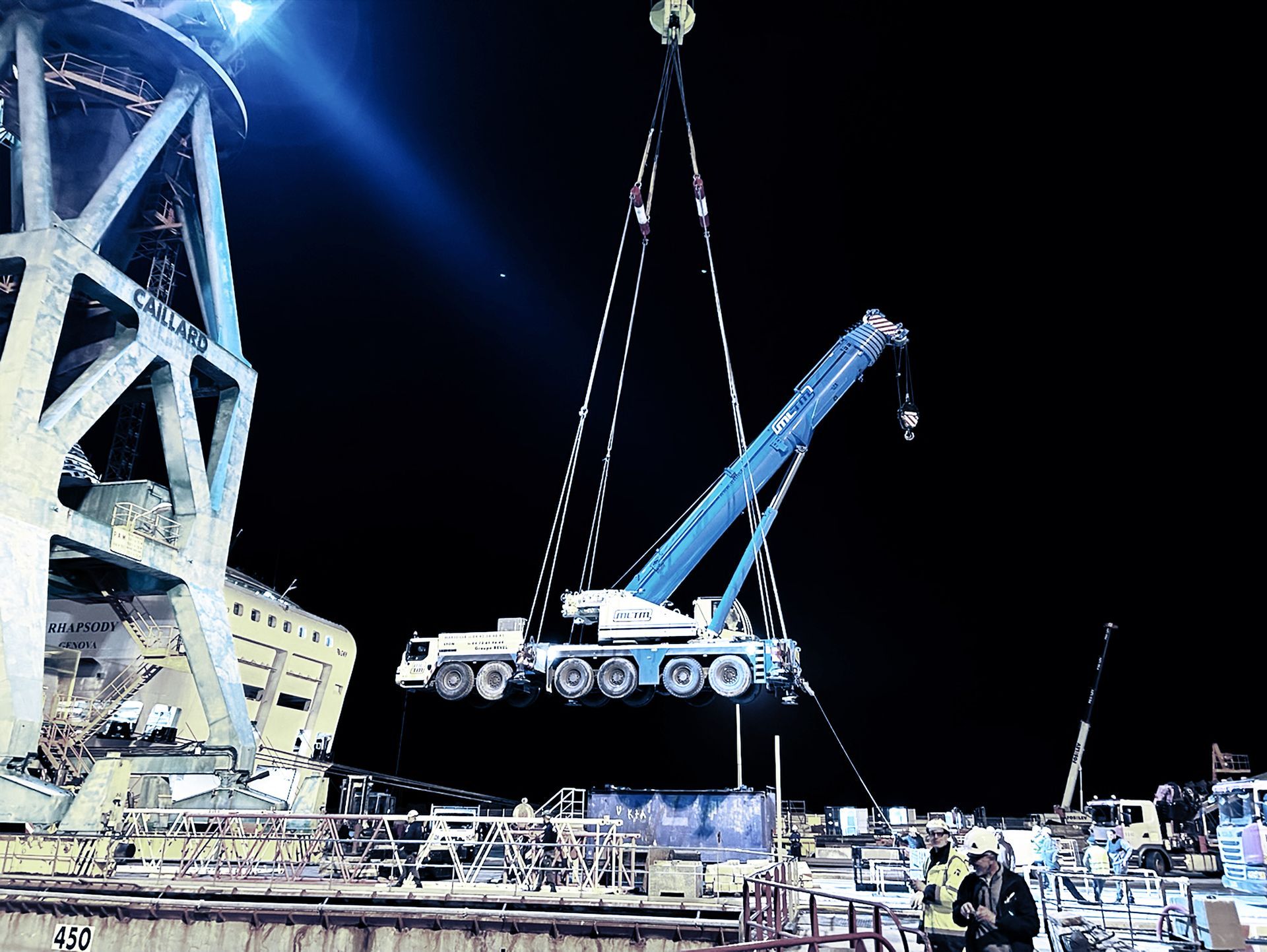 Une grue soulevant une grue mobile