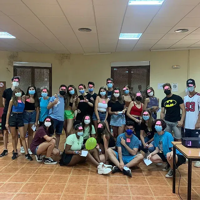 Un grupo de personas que llevan mascarillas posan para una fotografía.