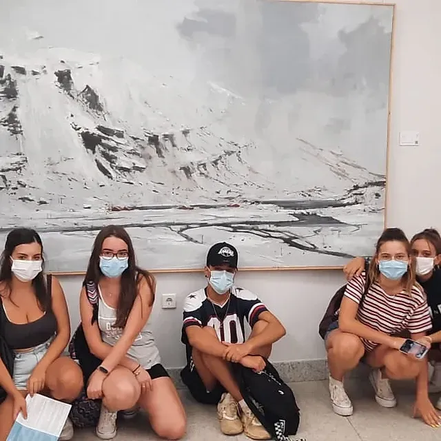 Un grupo de personas con mascarillas posan para una fotografía.