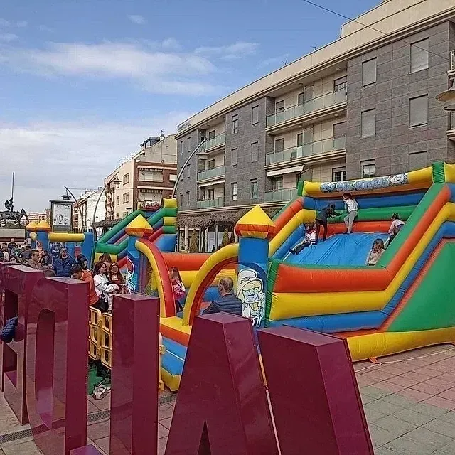 Un grupo de personas está jugando en una casa inflable.