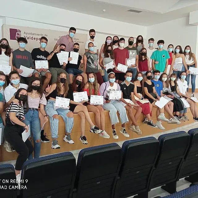 Un grupo de personas con mascarillas posan para una fotografía.