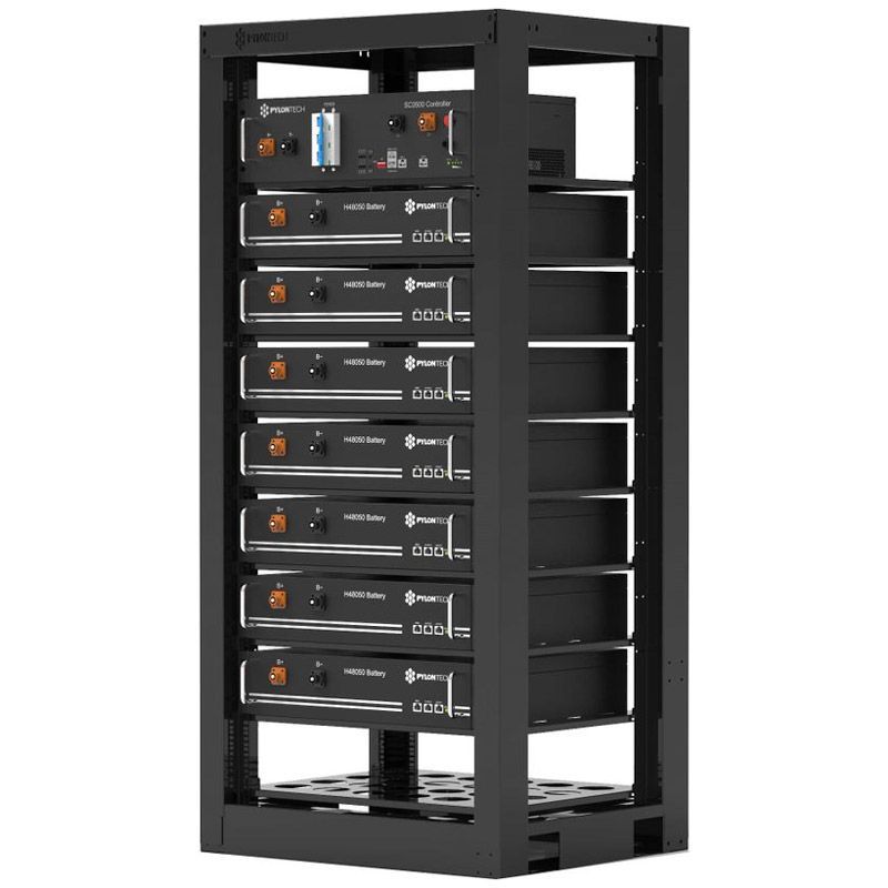 eine Reihe von batteriebetriebenen Geräten in einem Rack .