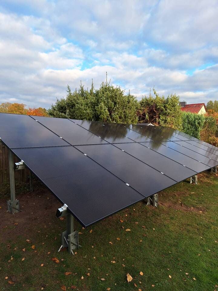 Eine Reihe von Sonnenkollektoren auf einem Rasen | Installationsservice Rayk Müggenburg