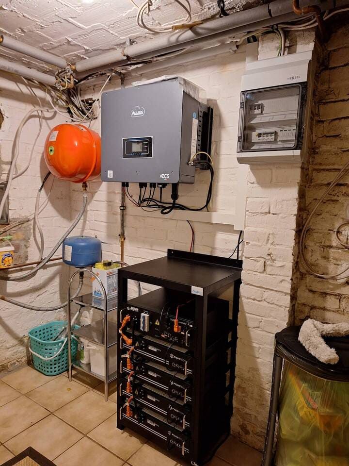 In einem Keller steht ein riesiges elektrisches Gerät | Installationsservice Rayk Müggenburg