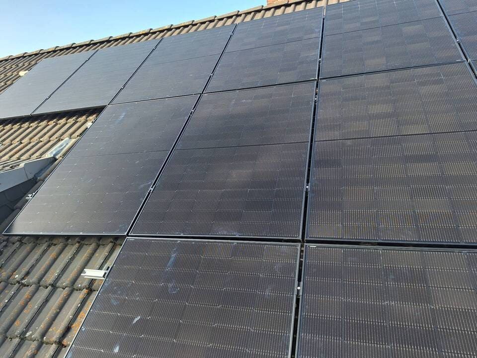 Eine Reihe von Sonnenkollektoren auf einem Dach | Installationsservice Rayk Müggenburg