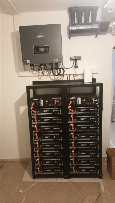 In einem Raum sind mehrere Batterien übereinander gestapelt.