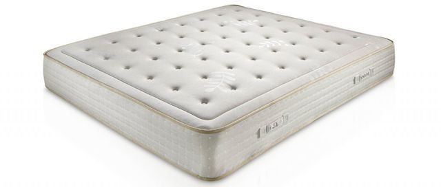 Un colchón blanco está sobre una superficie blanca.