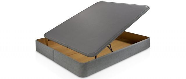 Una caja gris con la tapa abierta sobre un fondo blanco.