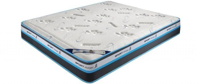 Un colchón está colocado encima de una superficie blanca.