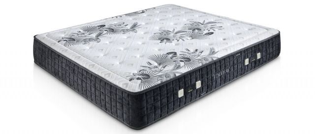 Un colchón está colocado encima de una cama sobre un fondo blanco.