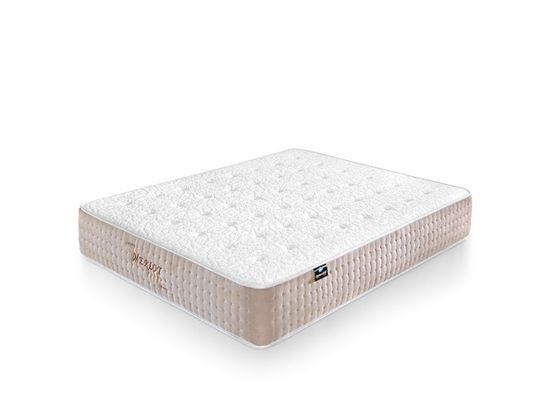 Un colchón blanco está sobre una superficie blanca.