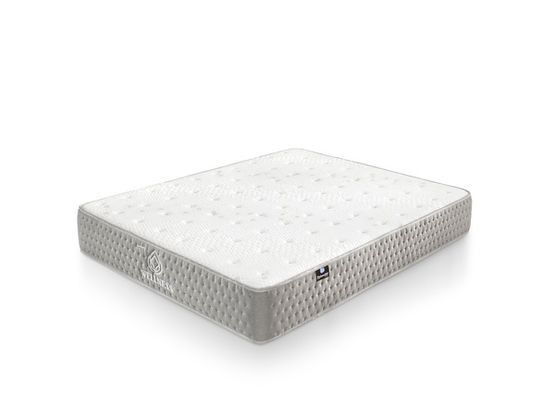 Un colchón blanco está sobre una superficie blanca.