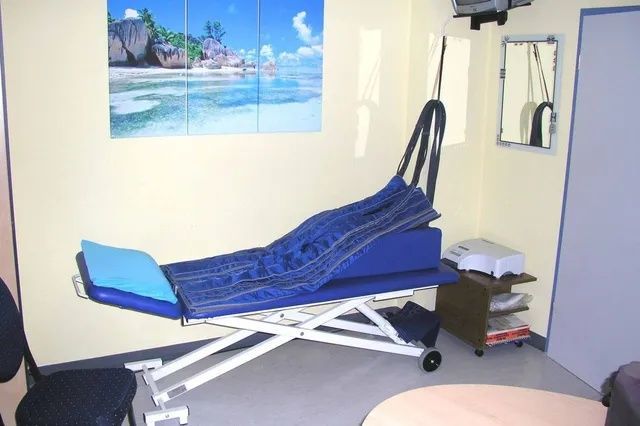 Lymphdrainage Behandlungsbett in der Massagepraxis Bernhard Asch