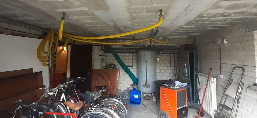 Trocknen einer Garage mit einem Unter-Estrich-Trockner