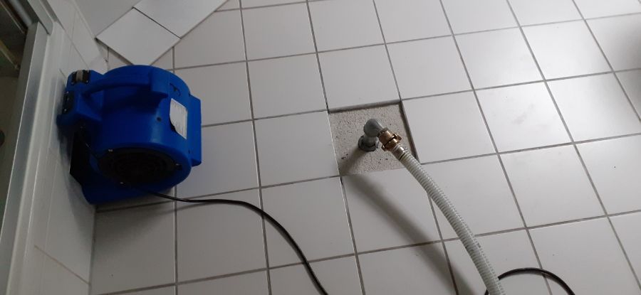 Trocknen von Fliesen mit einem Unter-Estrich-Trockner