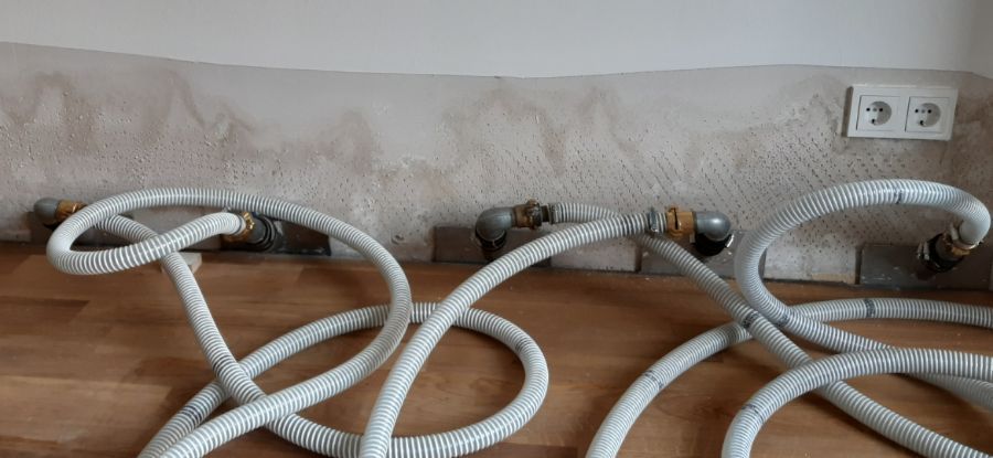 Trocknen von einer Wand mit einem Unter-Estrich-Trockner