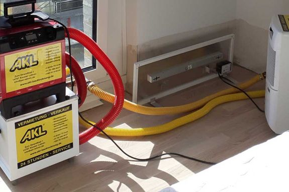 Wasserschade im Flur mit Wasserpfütze