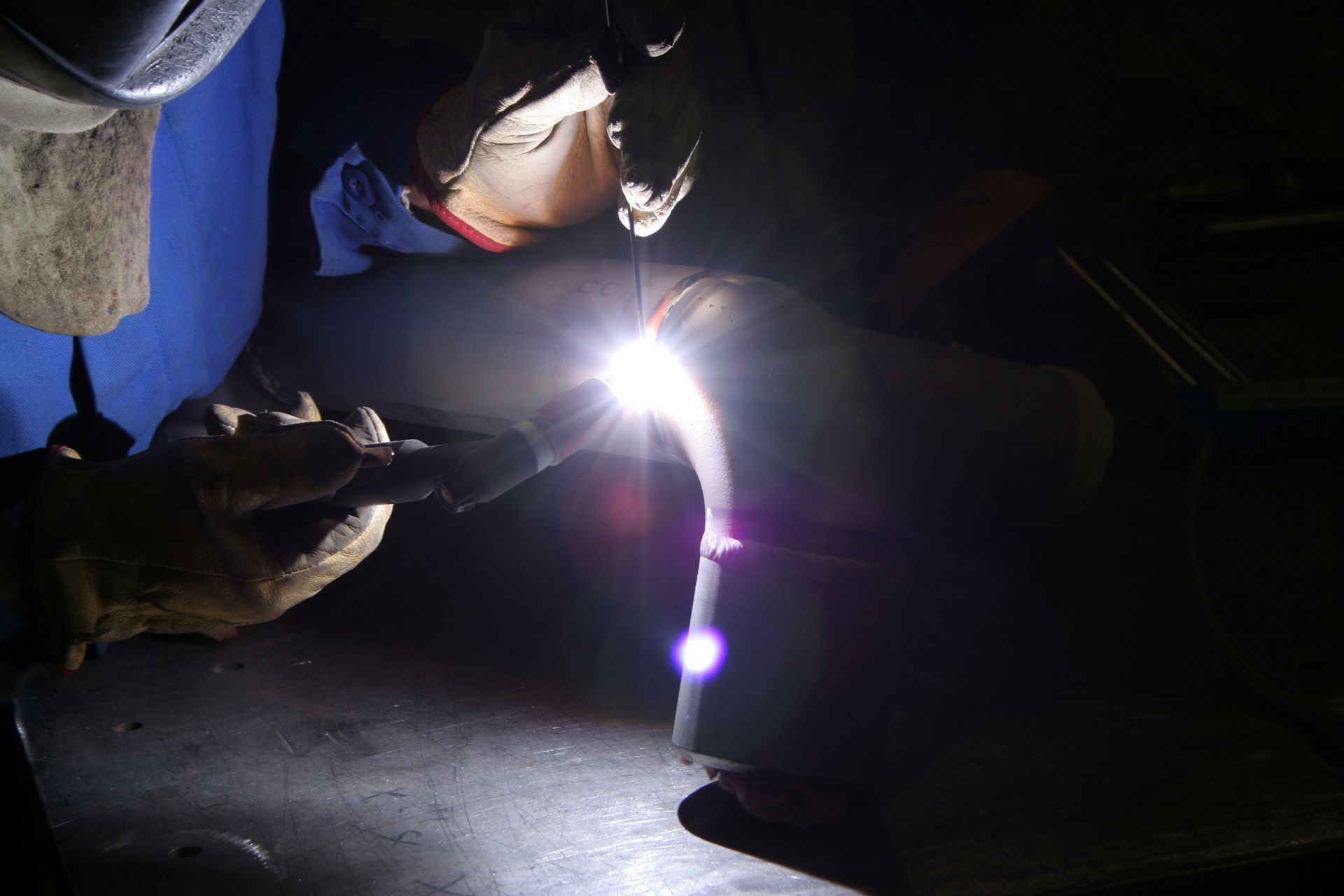 Un soudeur qui fait des travaux de soudure