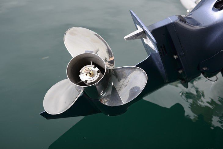 Une hélice de bateau à moteur